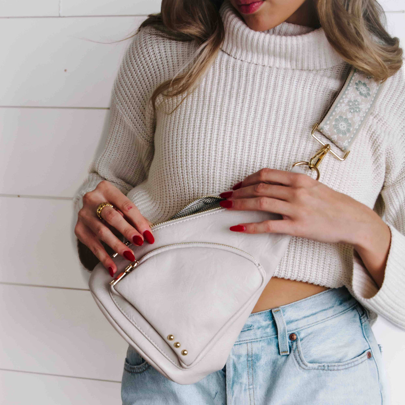 Austin Sling Bag: Cream