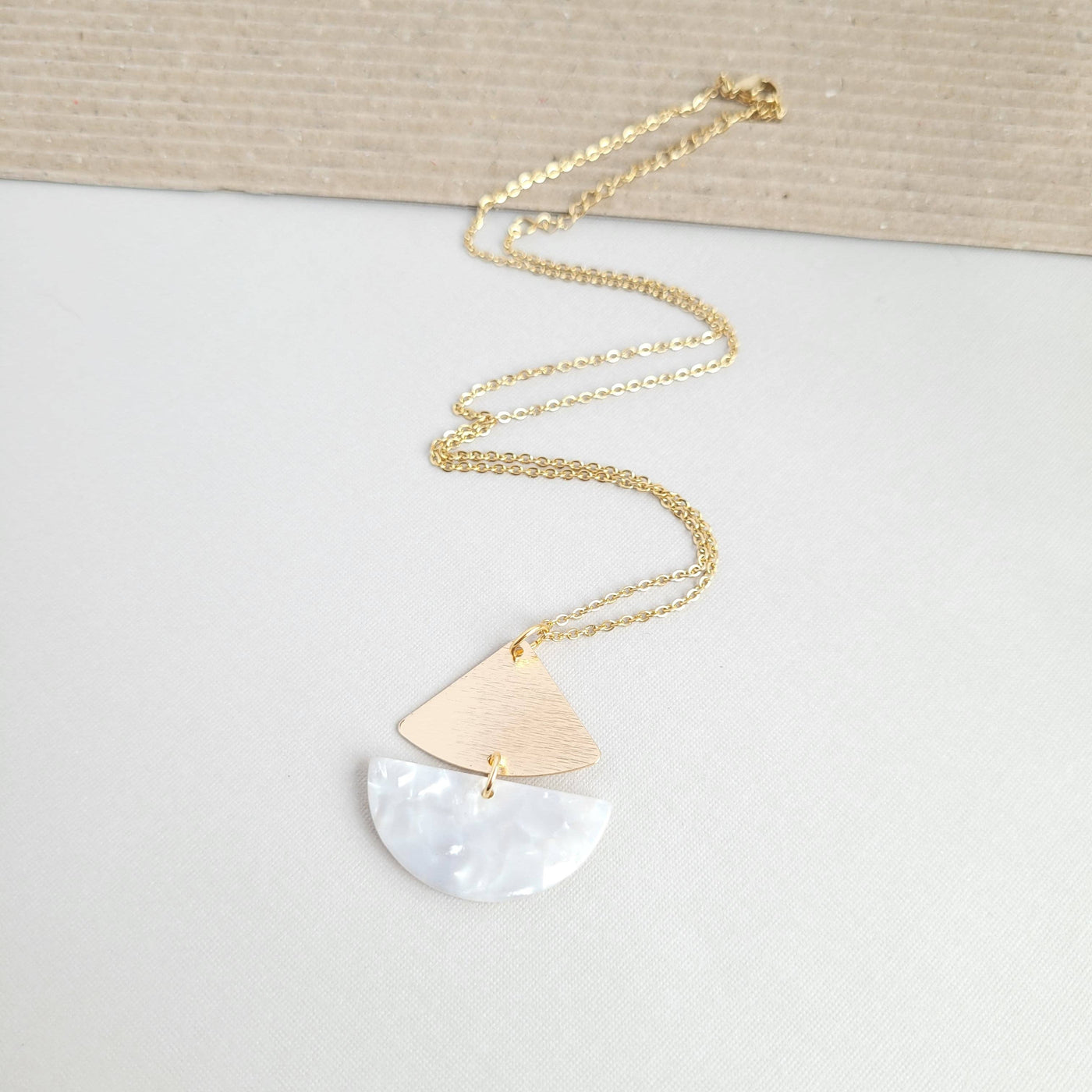 Ava Necklace - Pearl / Gold Pendant Chain